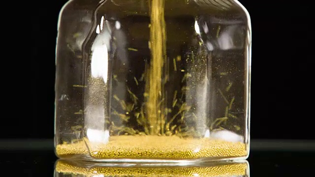 玻璃烧瓶中的金砂视频素材