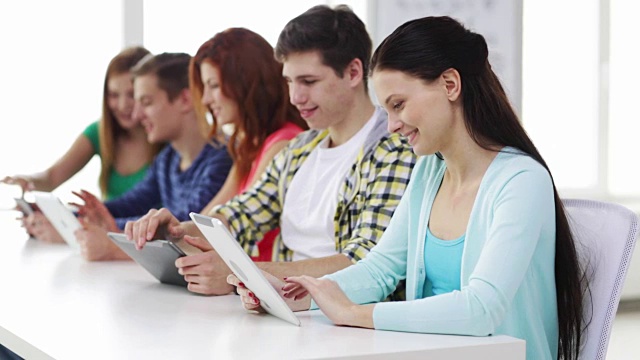 快乐的学生用平板电脑在学校学习视频素材