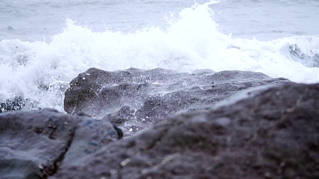 海浪撞击的慢动作视频素材