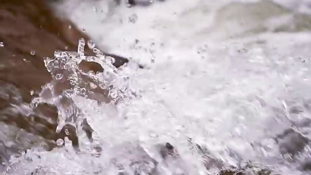 水流过岩石视频素材