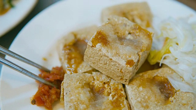 油炸臭豆腐用塑料盛在盘子里。台湾著名的标志性腐乳视频素材