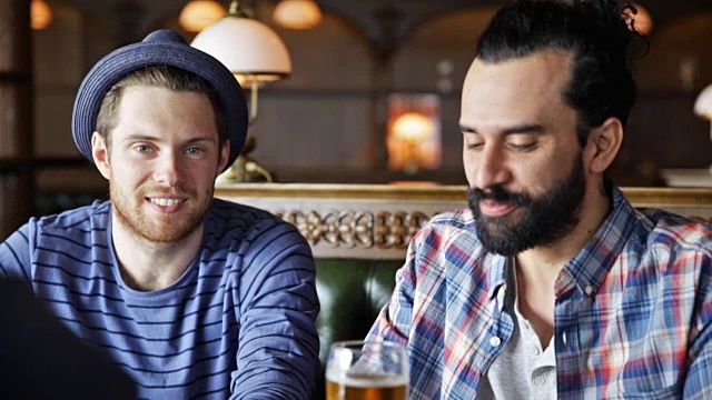 快乐的男性朋友在酒吧或酒吧喝啤酒视频下载