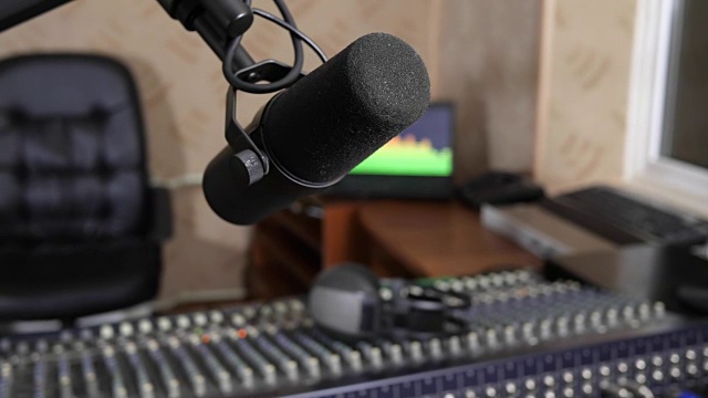麦克和混音广播音响控制的背景设备对电台演播室的特写视频素材