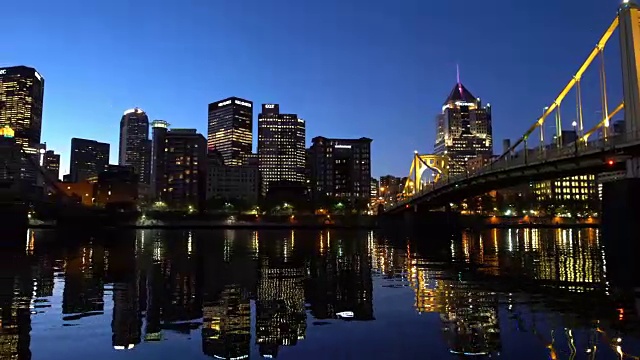 晚上匹兹堡市中心的天际线全景视频下载