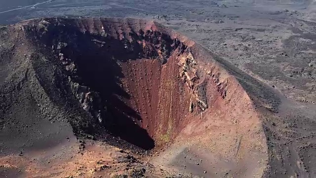 塔曼法亚国家公园附近的火山谷鸟瞰图，兰萨罗特，加那利群岛，西班牙视频下载