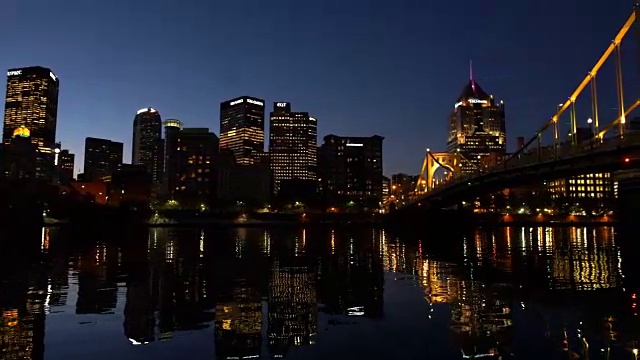 晚上匹兹堡市中心的天际线全景视频下载