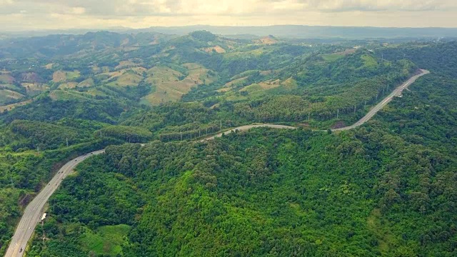 鸟瞰图美丽的高速公路通过森林和山谷，泰国视频素材