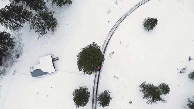 4K航拍:小卡车开过白雪覆盖的农场视频素材