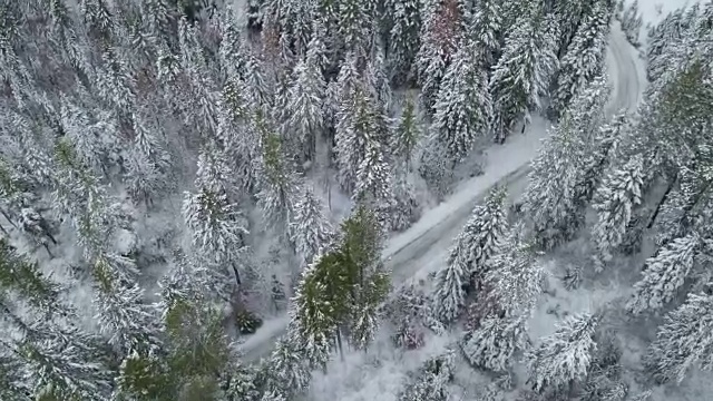 4K航拍:白雪覆盖的道路视频素材