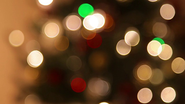 节日期间点燃的蜡烛和五颜六色的圣诞灯闪烁在背景视频下载