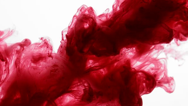 红色颜料在水中创造液体艺术形状视频素材