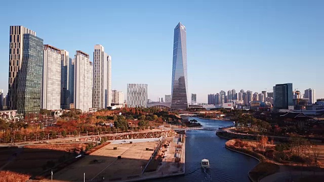 韩国松岛国际商务区仁川中央公园的空中飞行视频素材