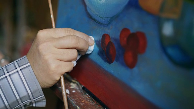 艺术家的手涂抹油画在画布上的特写在艺术工作室视频下载