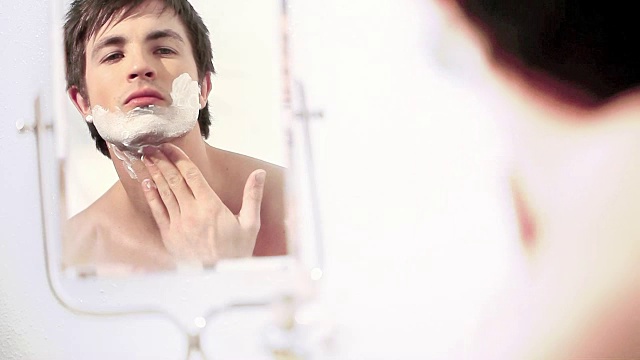 男人洗澡后对着镜子剃须视频下载