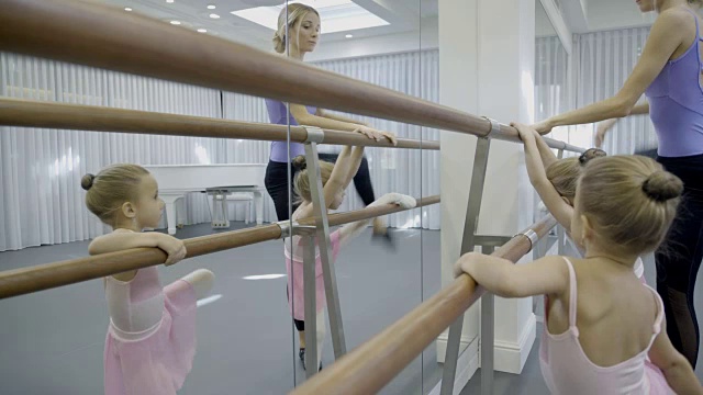 在木制的芭蕾舞机旁，学习老师和幼儿视频素材
