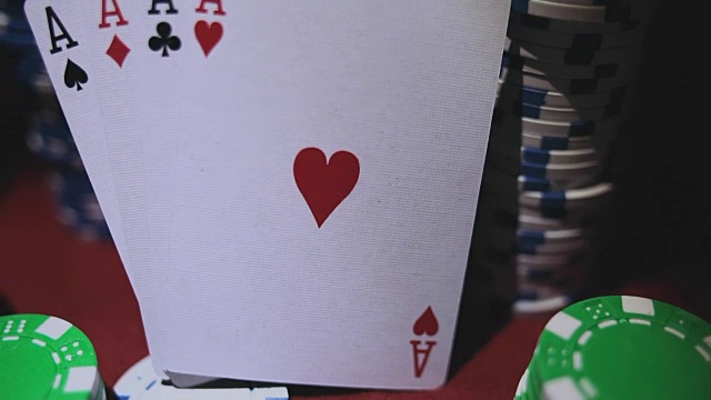 扑克筹码上的四张a。扑克桌子与筹码在赌场视频下载