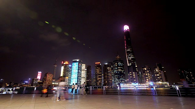 现代城市市中心的现代建筑在夜晚的时间流逝视频素材