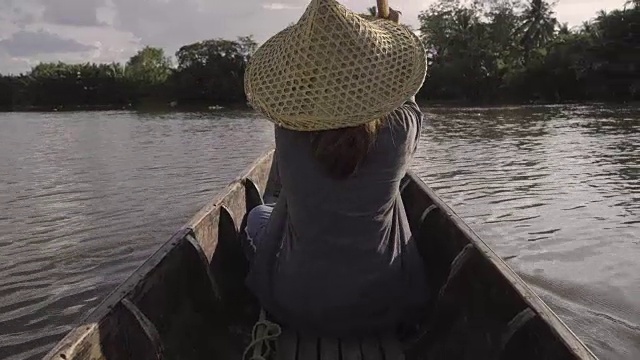 4 k。在泰国，妇女们在河上划船。视频素材