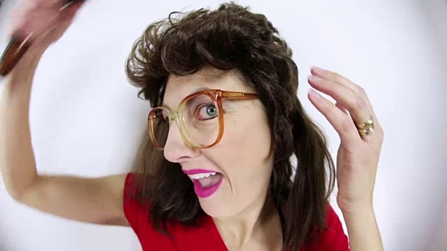 梳着80年代胭脂鱼发型的古怪女人视频下载