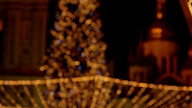 模糊的圣诞树与手电筒。视频素材