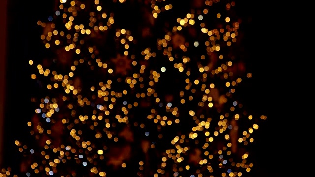 散焦圣诞树与闪烁的灯。视频素材