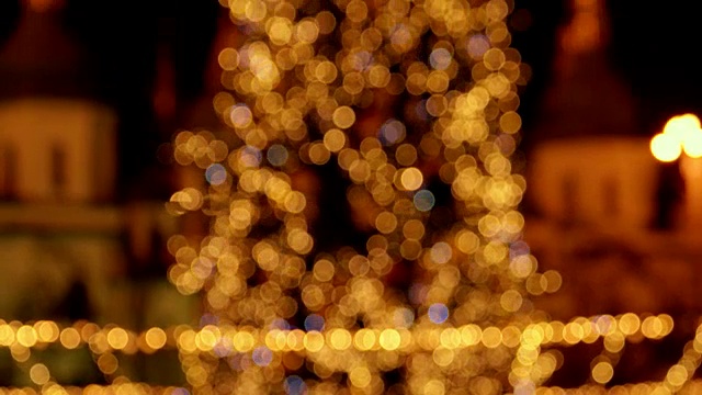 圣诞树上闪烁的彩灯。视频素材