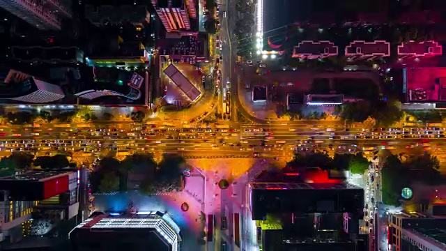 中国夜间照明深圳市区交通街道十字路口俯视图4k时间间隔视频素材