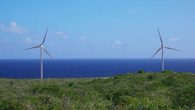 风力涡轮机沿着加勒比海，库拉索岛4K视频视频下载