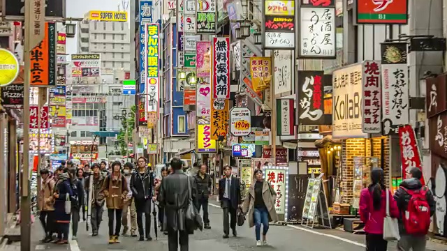 4K Zoomin Timelapse:日本东京歌舞伎町晚上的人群视频素材