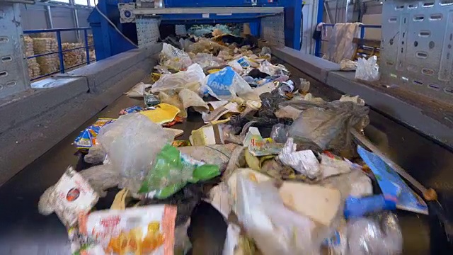 废物在传送带上移动。工业垃圾输送系统。回收工厂。视频素材