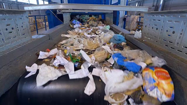 垃圾回收厂上的垃圾分类输送机。视频素材