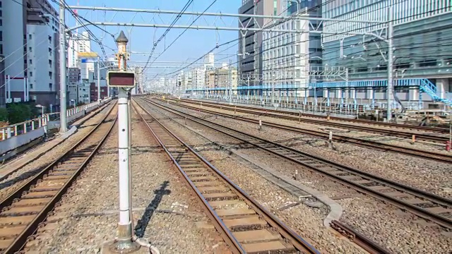 4k Zoomout东京火车和交通灯的延时视频素材