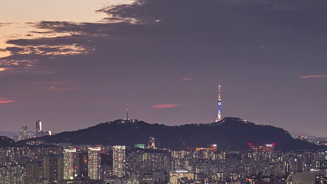 日落到夜景的首尔市和戏剧性的天空视频素材
