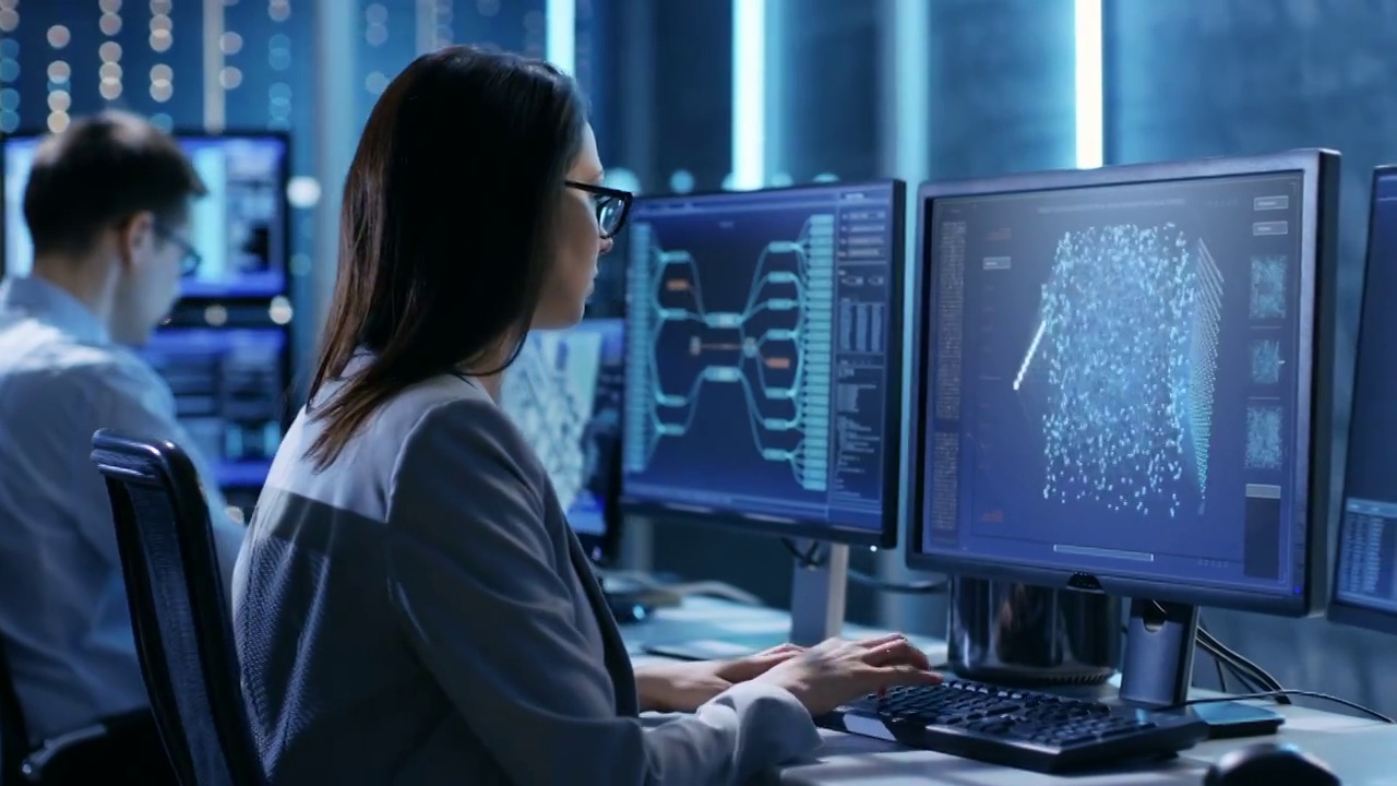 在高科技人工智能研究中心，女性IT工程师工作在一个神经网络项目，她使用个人电脑，屏幕显示她的进展。视频素材