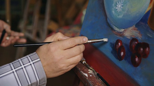 近距离的人的手画静物画在画布上的艺术工作室视频素材