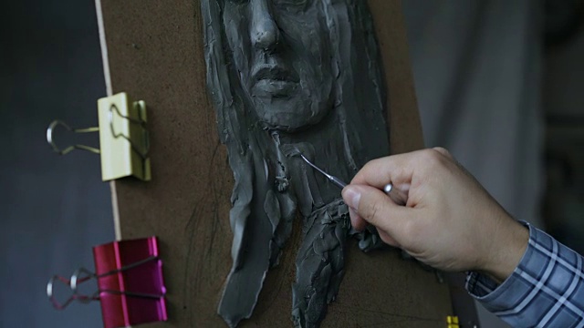 特写的雕塑家创造的雕塑的人的脸在画布上的艺术工作室视频下载