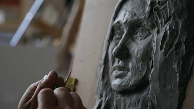 特写的雕塑家创造的雕塑的女人的脸在画布上的艺术工作室视频下载