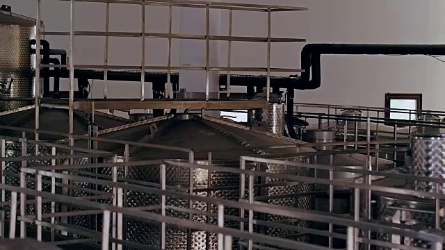 工厂生产和蒸馏葡萄酒的工业设备视频下载