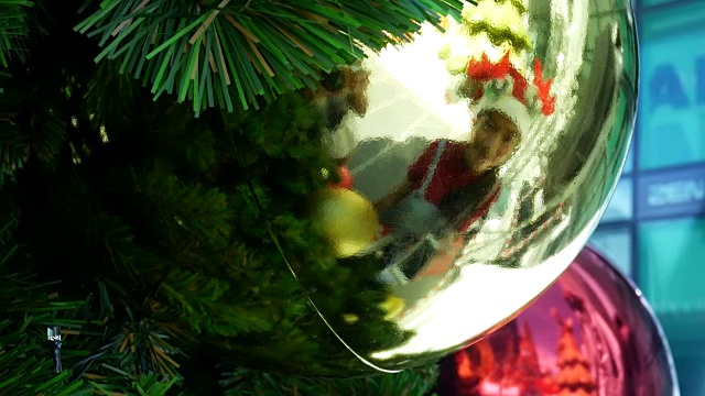 圣诞舞会上女人用手机自拍的照片视频下载