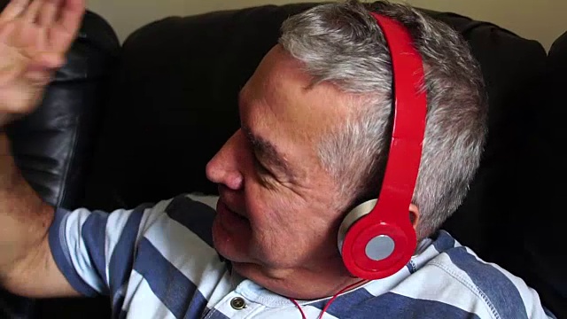 快乐的老人听音乐视频素材