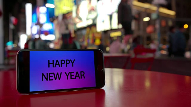 纽约时代广场庆祝智能手机新年的人群视频下载