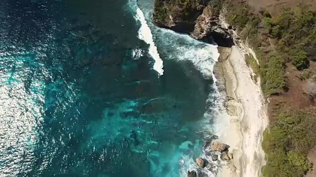 海景悬崖，海和波浪在努沙佩尼达，印度尼西亚视频下载