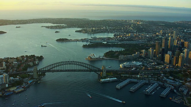 鸟瞰日出时的悉尼海港大桥视频素材