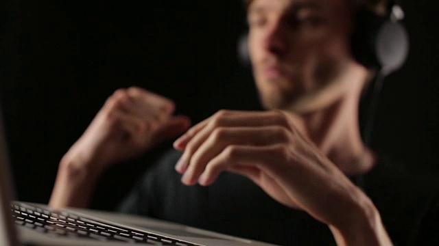 DJ跳舞在笔记本电脑上听音乐视频下载