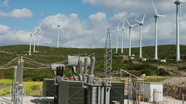 可再生绿色能源——变电站和风力发电机视频素材