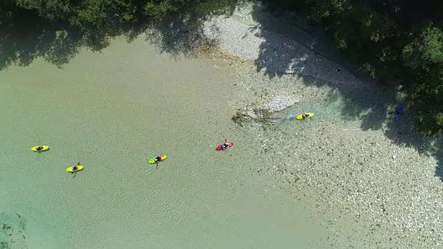 空中俯瞰:游客乘坐皮划艇顺流而下，欣赏大自然视频素材