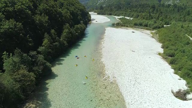 空中皮划艇在清澈的河流中滑行，享受美丽的户外活动视频素材