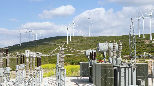 可再生绿色能源——变电站和风力发电机视频下载