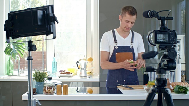 专业厨师视频拍摄烹饪过程视频素材