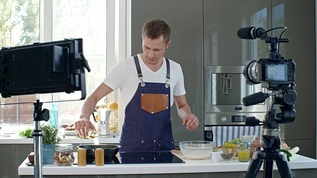 厨师在烹饪视频博客上解释食谱视频素材